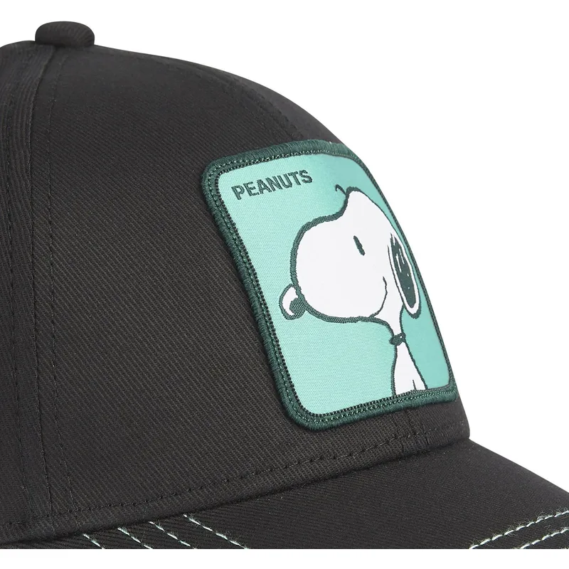 sort-snapback-kasket-med-buet-skygge-snoopy-nu1-peanuts-fra-capslab