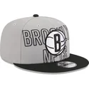 brooklyn-nets-nba-new-era-gra-og-sort-snapback-fladskygget-kasket-9fifty-draft-edition-2023