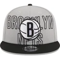 brooklyn-nets-nba-new-era-gra-og-sort-snapback-fladskygget-kasket-9fifty-draft-edition-2023