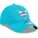 bla-justerbar-kurvet-kasket-9twenty-draft-edition-2023-fra-charlotte-hornets-nba-fra-new-era