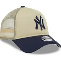 beige-og-marinebla-9forty-a-frame-all-day-trucker-kasket-fra-new-york-yankees-mlb-af-new-era