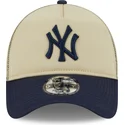 beige-og-marinebla-9forty-a-frame-all-day-trucker-kasket-fra-new-york-yankees-mlb-af-new-era
