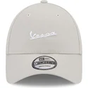beige-justerbar-9forty-seasonal-kasket-med-buet-skygge-fra-vespa-piaggio-af-new-era