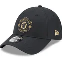 sort-justerbar-baseballkasket-med-buet-skygge-og-gyldent-logo-9forty-fra-manchester-united-football-club-premier-league-fra-new-