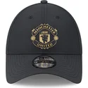 sort-justerbar-baseballkasket-med-buet-skygge-og-gyldent-logo-9forty-fra-manchester-united-football-club-premier-league-fra-new-