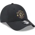 sort-justerbar-baseballkasket-med-buet-skygge-og-gyldent-logo-9forty-fra-manchester-united-football-club-premier-league-fra-new-