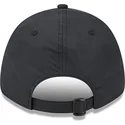 sort-justerbar-baseballkasket-med-buet-skygge-og-gyldent-logo-9forty-fra-manchester-united-football-club-premier-league-fra-new-