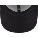 sort-justerbar-baseballkasket-med-buet-skygge-og-gyldent-logo-9forty-fra-manchester-united-football-club-premier-league-fra-new-