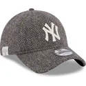 morkegra-justerbar-9twenty-tweed-pack-kasket-med-buet-skygge-fra-new-york-yankees-mlb-fra-new-era
