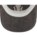 morkegra-justerbar-9twenty-tweed-pack-kasket-med-buet-skygge-fra-new-york-yankees-mlb-fra-new-era