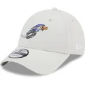 beige-justerbar-9forty-kasket-med-buet-skygge-af-correcaminos-looney-tunes-fra-new-era