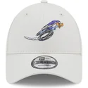 beige-justerbar-9forty-kasket-med-buet-skygge-af-correcaminos-looney-tunes-fra-new-era