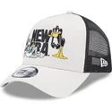beige-a-frame-trucker-kasket-med-bugs-bunny-og-daffy-and-looney-tunes-fra-new-era