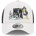 beige-a-frame-trucker-kasket-med-bugs-bunny-og-daffy-and-looney-tunes-fra-new-era
