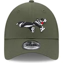 gron-justerbar-9forty-kasket-med-kurvet-skygge-af-silvestre-looney-tunes-fra-new-era
