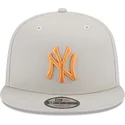 beige-flad-snapback-kasket-med-orange-logo-9fifty-side-patch-new-york-yankees-mlb-fra-new-era