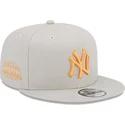 beige-flad-snapback-kasket-med-orange-logo-9fifty-side-patch-new-york-yankees-mlb-fra-new-era