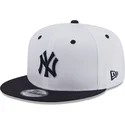 hvid-og-marinebla-flad-snapback-kasket-med-marineblat-logo-9fifty-white-crown-patch-fra-new-york-yankees-mlb-fra-new-era