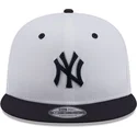 hvid-og-marinebla-flad-snapback-kasket-med-marineblat-logo-9fifty-white-crown-patch-fra-new-york-yankees-mlb-fra-new-era