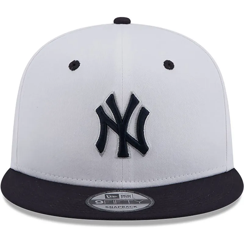 hvid-og-marinebla-flad-snapback-kasket-med-marineblat-logo-9fifty-white-crown-patch-fra-new-york-yankees-mlb-fra-new-era