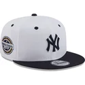 hvid-og-marinebla-flad-snapback-kasket-med-marineblat-logo-9fifty-white-crown-patch-fra-new-york-yankees-mlb-fra-new-era