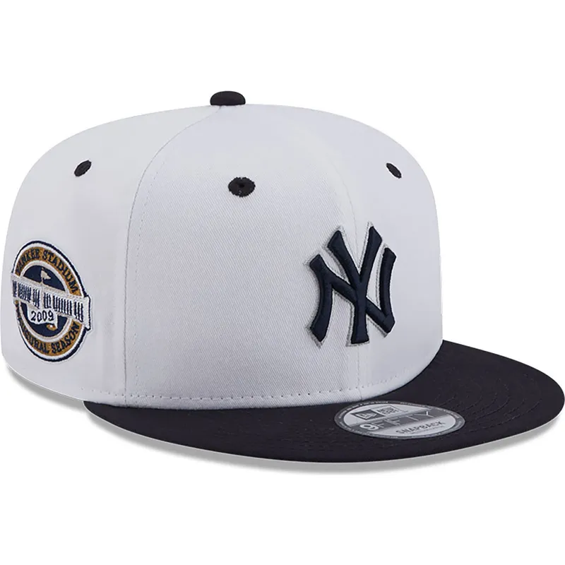 hvid-og-marinebla-flad-snapback-kasket-med-marineblat-logo-9fifty-white-crown-patch-fra-new-york-yankees-mlb-fra-new-era