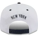 hvid-og-marinebla-flad-snapback-kasket-med-marineblat-logo-9fifty-white-crown-patch-fra-new-york-yankees-mlb-fra-new-era
