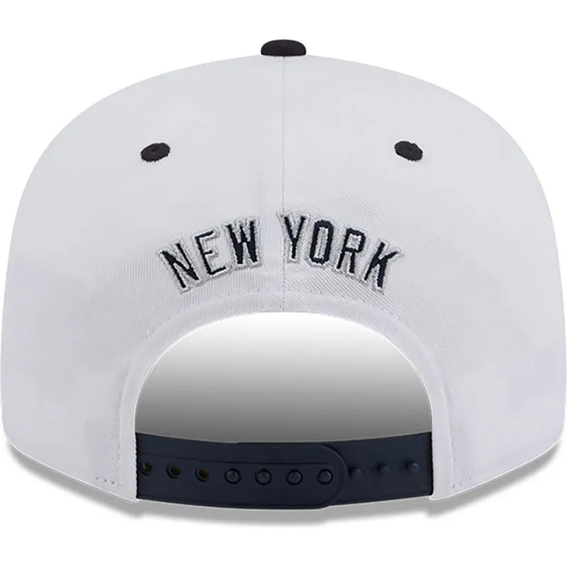 hvid-og-marinebla-flad-snapback-kasket-med-marineblat-logo-9fifty-white-crown-patch-fra-new-york-yankees-mlb-fra-new-era