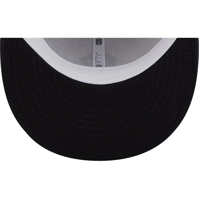 hvid-og-marinebla-flad-snapback-kasket-med-marineblat-logo-9fifty-white-crown-patch-fra-new-york-yankees-mlb-fra-new-era