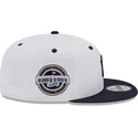 hvid-og-marinebla-flad-snapback-kasket-med-marineblat-logo-9fifty-white-crown-patch-fra-new-york-yankees-mlb-fra-new-era