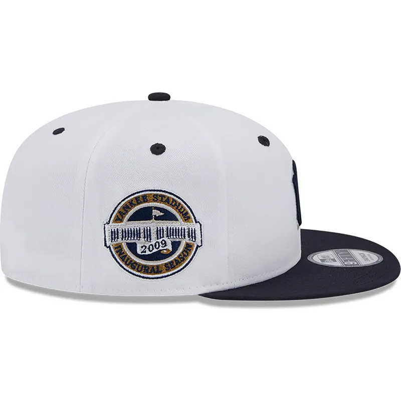 hvid-og-marinebla-flad-snapback-kasket-med-marineblat-logo-9fifty-white-crown-patch-fra-new-york-yankees-mlb-fra-new-era