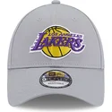 gra-justerbar-9forty-team-side-patch-kasket-med-bue-fra-los-angeles-lakers-nba-fra-new-era
