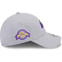 gra-justerbar-9forty-team-side-patch-kasket-med-bue-fra-los-angeles-lakers-nba-fra-new-era