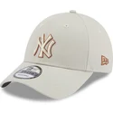 beige-justerbar-9forty-team-outline-kasket-fra-new-york-yankees-mlb-fra-new-era