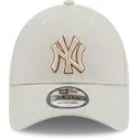 beige-justerbar-9forty-team-outline-kasket-fra-new-york-yankees-mlb-fra-new-era