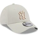 beige-justerbar-9forty-team-outline-kasket-fra-new-york-yankees-mlb-fra-new-era