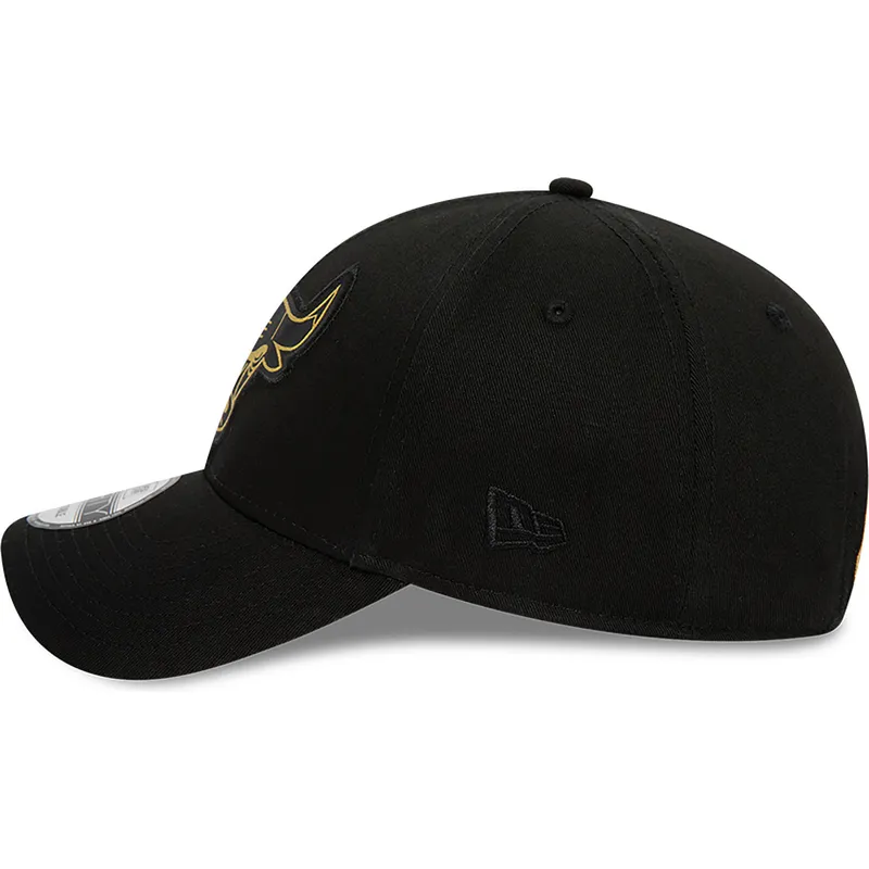 kasketter-buet-sort-justerbar-rem-9forty-metallic-badge-fra-chicago-bulls-nba-af-new-era kasketter-buet-sort-justerbar-rem-9forty-metallic-badge-fra-chicago-bulls-nba-af-new-era