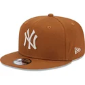 brun-snapback-flat-cap-9fifty-league-essential-new-york-yankees-mlb-fra-new-era