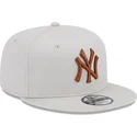 beige-snapback-kasket-med-flad-skygge-og-brunt-logo-9fifty-league-essential-fra-new-york-yankees-mlb-af-new-era