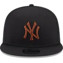 sort-flad-snapback-kasket-med-brunt-logo-9fifty-league-essential-new-york-yankees-mlb-fra-new-era