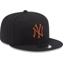 sort-flad-snapback-kasket-med-brunt-logo-9fifty-league-essential-new-york-yankees-mlb-fra-new-era