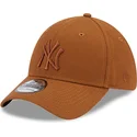 brun-justerbar-cap-med-buet-skygge-og-brunt-logo-39thirty-league-essential-fra-new-york-yankees-mlb-fra-new-era