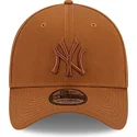 brun-justerbar-cap-med-buet-skygge-og-brunt-logo-39thirty-league-essential-fra-new-york-yankees-mlb-fra-new-era