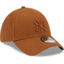 brun-justerbar-cap-med-buet-skygge-og-brunt-logo-39thirty-league-essential-fra-new-york-yankees-mlb-fra-new-era