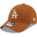 justerbar-brun-buet-kasket-med-beige-logo-9forty-league-essential-los-angeles-dodgers-mlb-fra-new-era