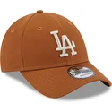 justerbar-brun-buet-kasket-med-beige-logo-9forty-league-essential-los-angeles-dodgers-mlb-fra-new-era