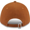 justerbar-brun-buet-kasket-med-beige-logo-9forty-league-essential-los-angeles-dodgers-mlb-fra-new-era