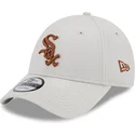 beige-justerbar-buet-kasket-med-brunt-logo-9forty-league-essential-af-chicago-white-sox-mlb-fra-new-era