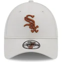 beige-justerbar-buet-kasket-med-brunt-logo-9forty-league-essential-af-chicago-white-sox-mlb-fra-new-era