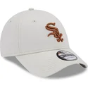 beige-justerbar-buet-kasket-med-brunt-logo-9forty-league-essential-af-chicago-white-sox-mlb-fra-new-era